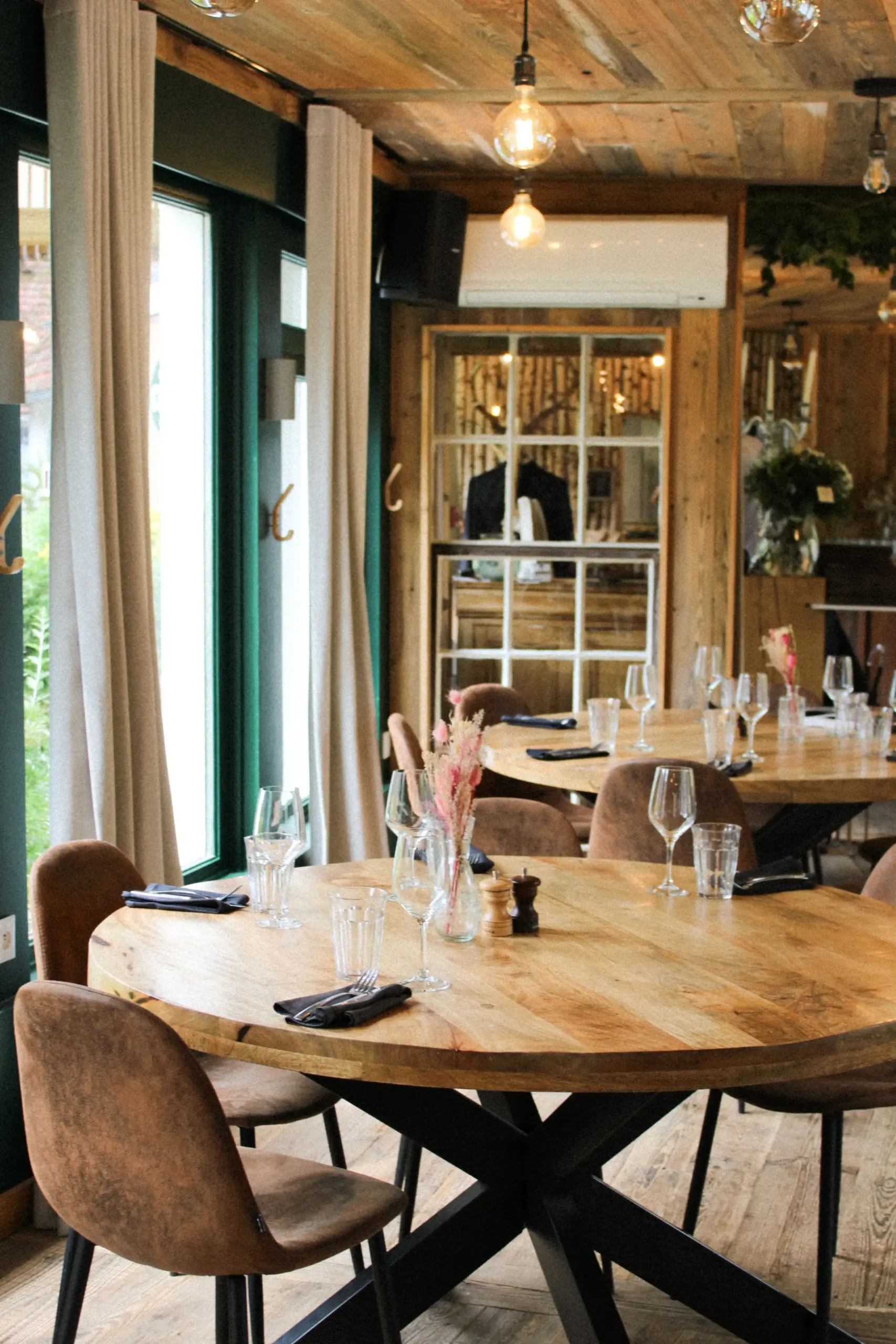 Photo d'un angle de la salle du restaurant La Cabane du Septentrion