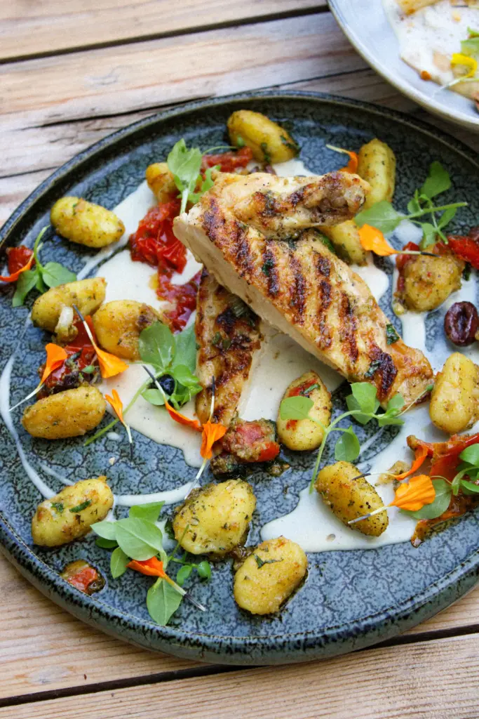 Le suprême de volaille du Maine aux olives, gnocchis, tomates et citrons confits.